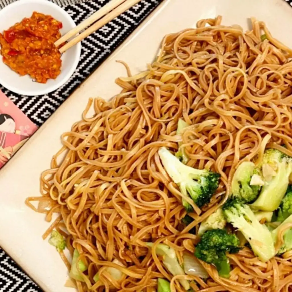Ee Fu Mian aka Birthday Noodles with Broccoli