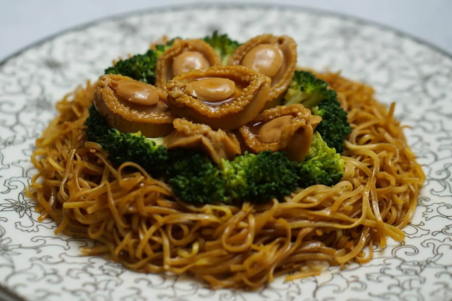 E-Fu Noodles with Braised Abalones and Broccoli 鲍鱼西兰花伊府面