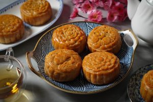 Classic Cantonese Mooncake with Double Yolk Lotus Seed Paste 双黄莲蓉广式月饼